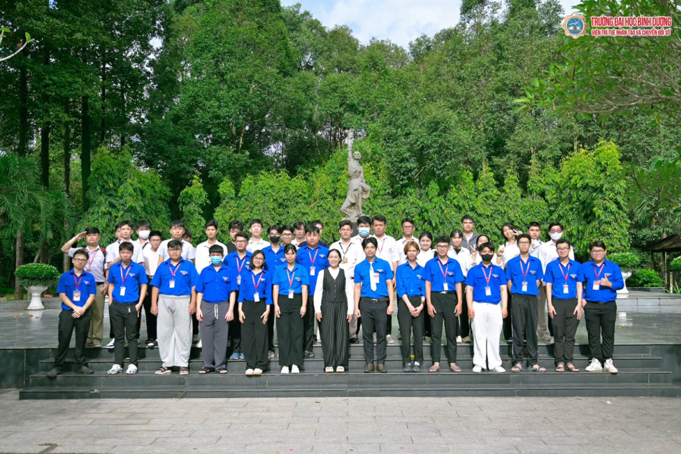 TÂN SINH VIÊN K29 VIỆN AIDTI THAM QUAN VỀ NGUỒN NHÀ TÙ PHÚ LỢI