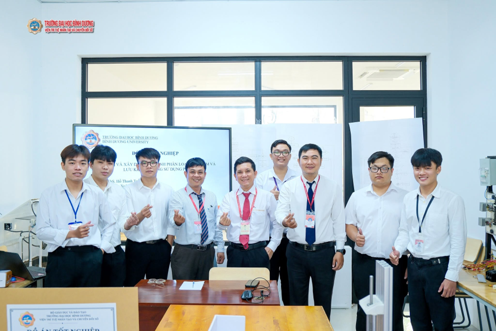 11 SINH VIÊN ĐIỆN - ĐIỆN TỬ BẢO VỆ THÀNH CÔNG ĐỒ ÁN TỐT NGHIỆP